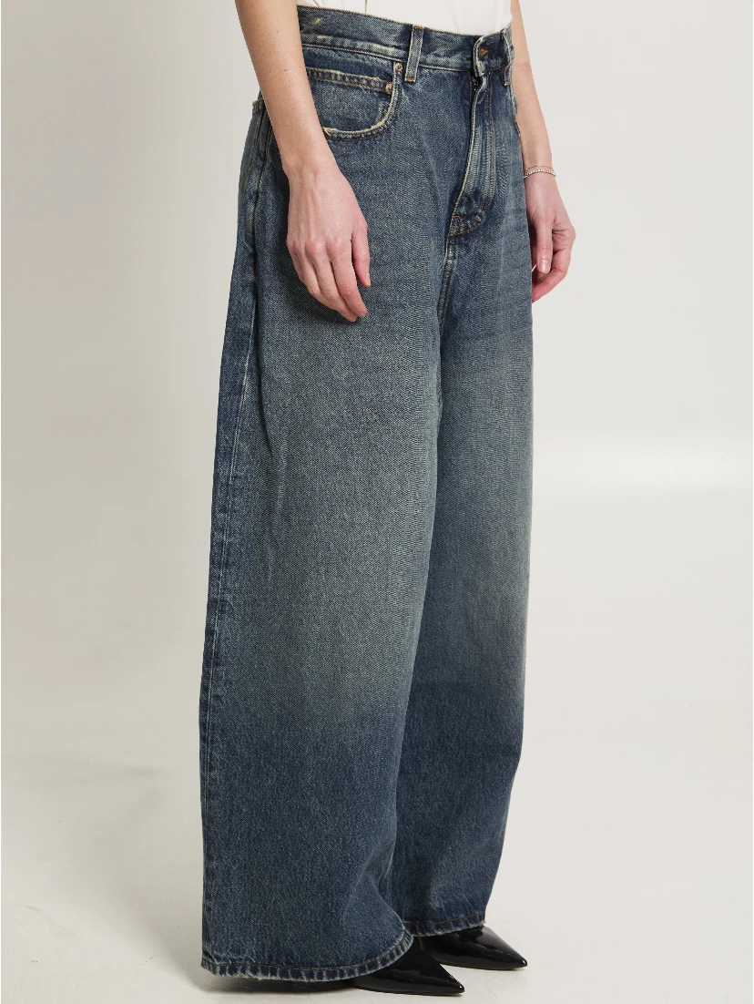 Low-rise baggy jeans