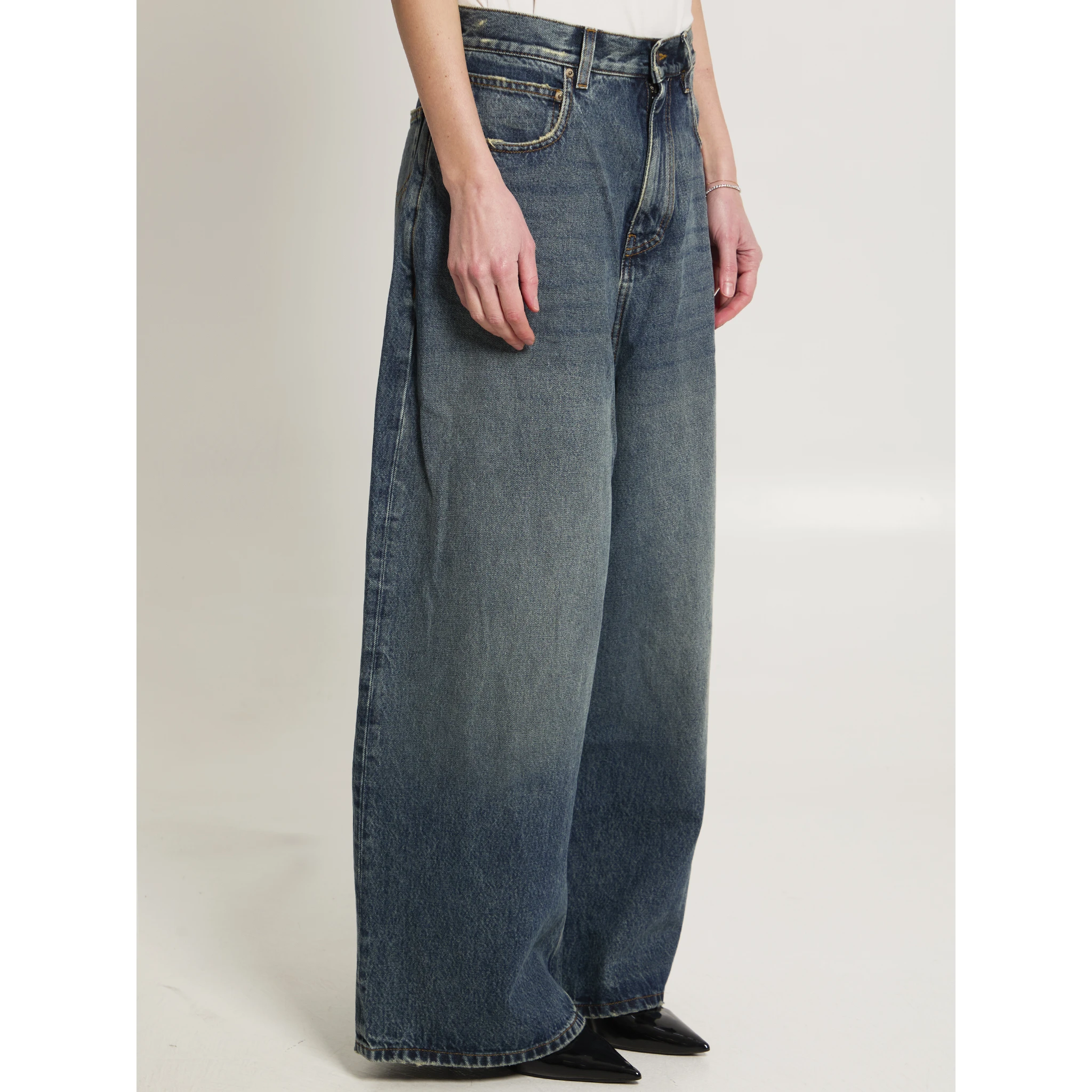 Low-rise baggy jeans