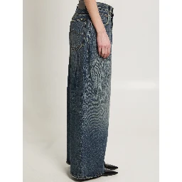 Low-rise baggy jeans