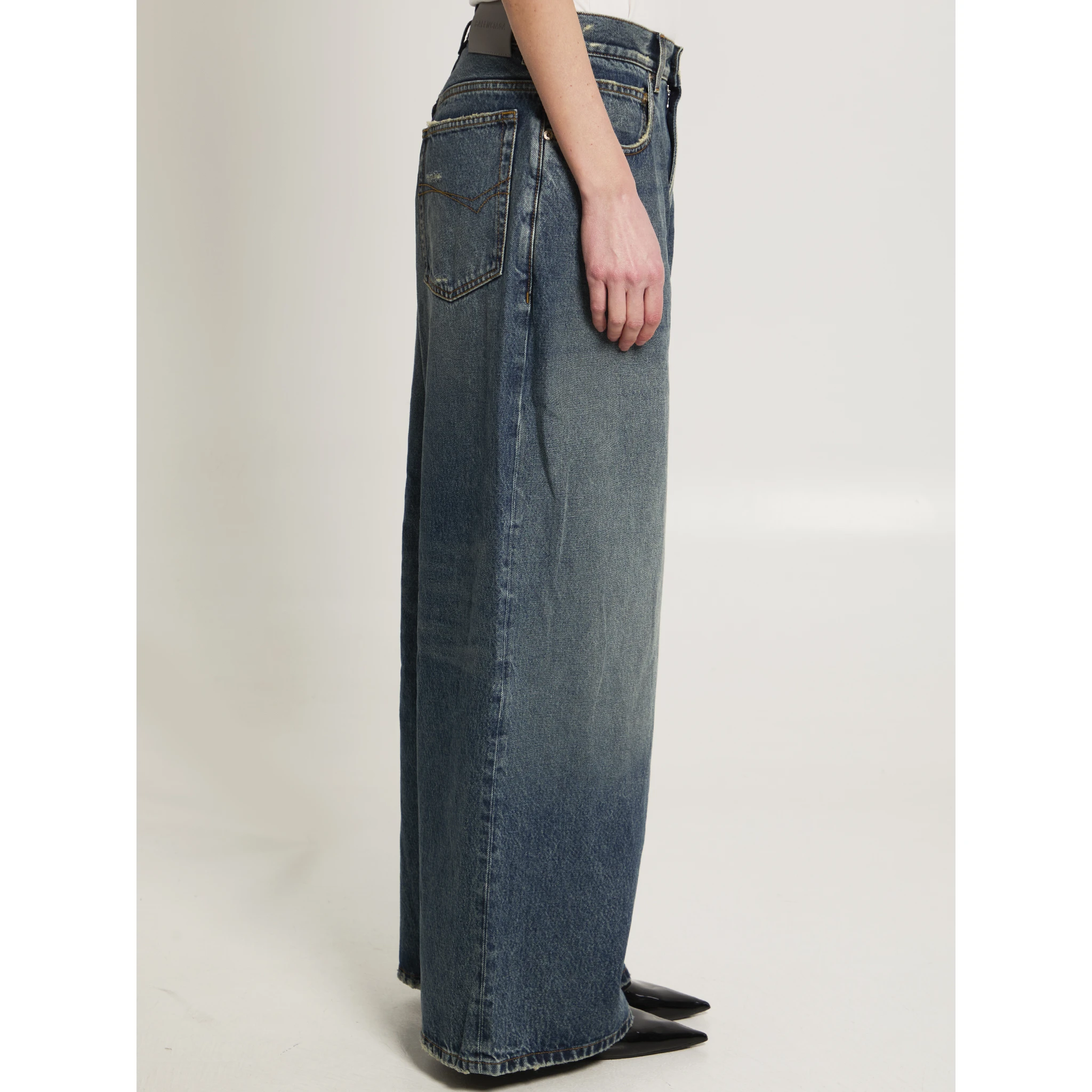 Low-rise baggy jeans