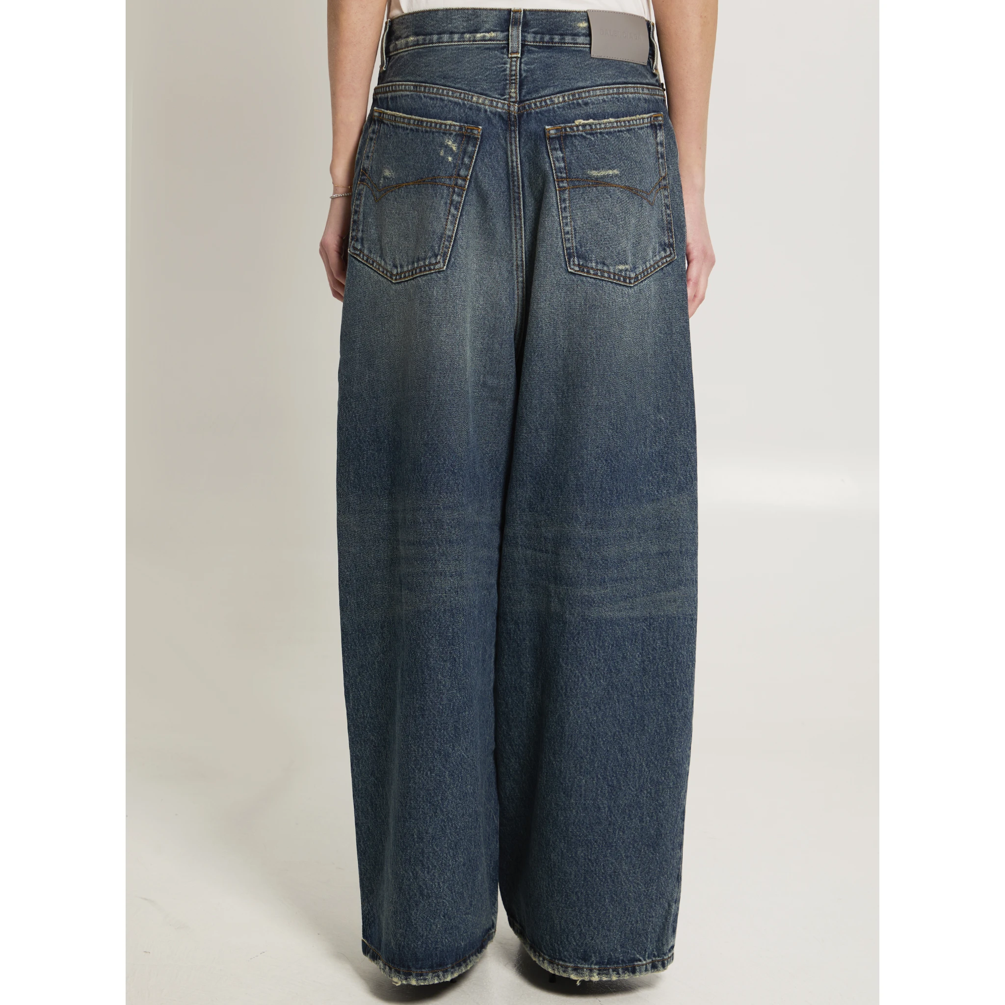Low-rise baggy jeans