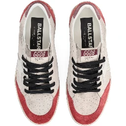 حذاء رياضي على شكل نجمة