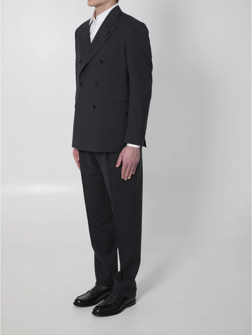 Feeling double-breasted suit