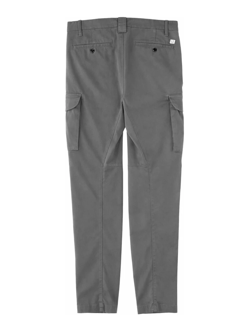 PANTALONE CARGO CON PATCH LOGO