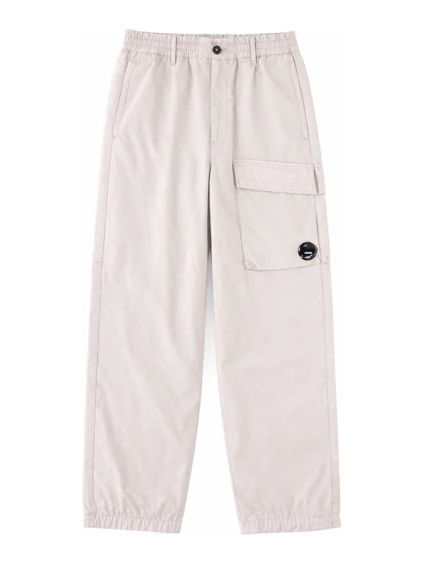 PANTALONE CARGO CON PATCH LOGO