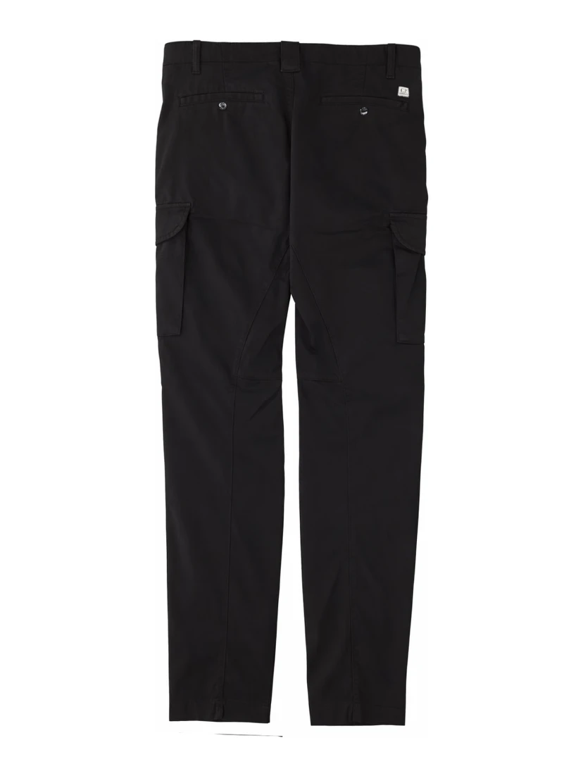 PANTALONE CARGO CON PATCH LOGO