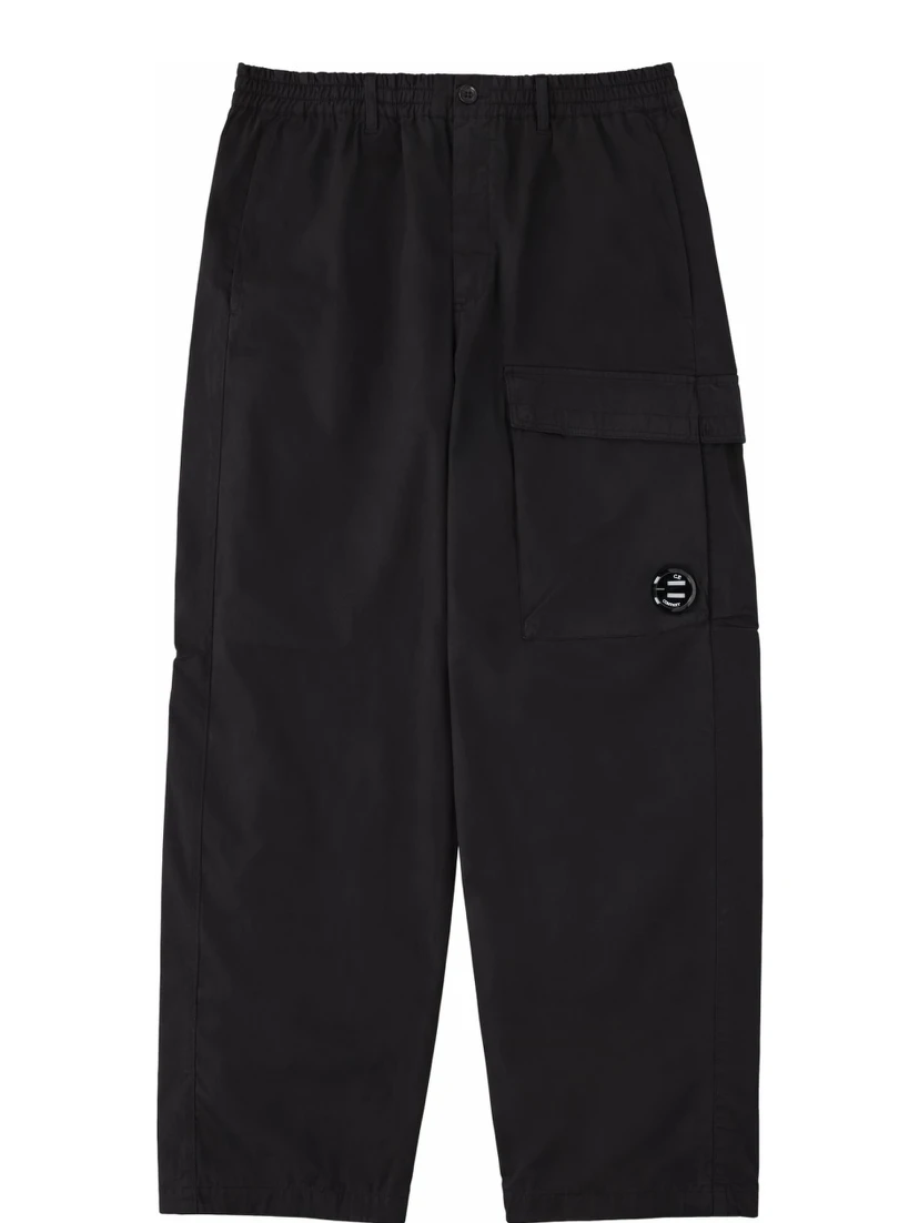 PANTALONE CARGO CON PATCH LOGO