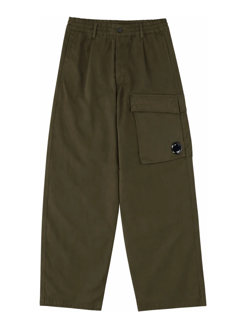 PANTALONE CARGO CON PATCH LOGO