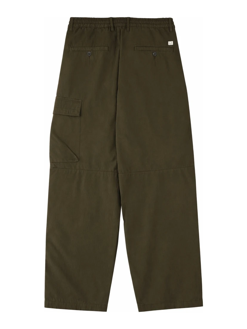 PANTALONE CARGO CON PATCH LOGO