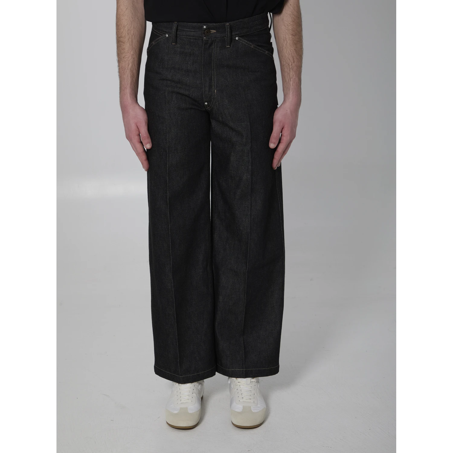 Wide-leg jeans with studs