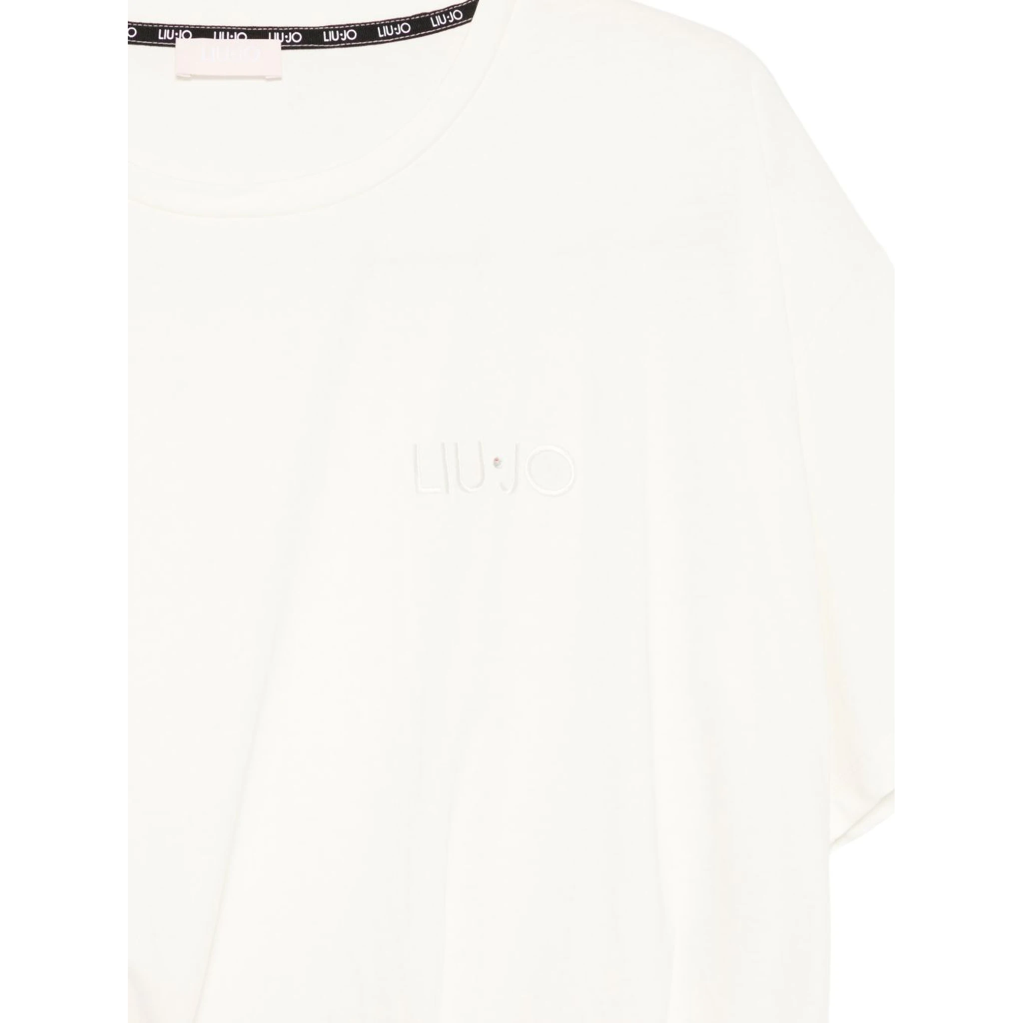 تيشيرتات وبولو بيضاء من تصميم ليو جو