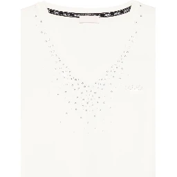 تيشيرتات وبولو بيضاء من تصميم ليو جو