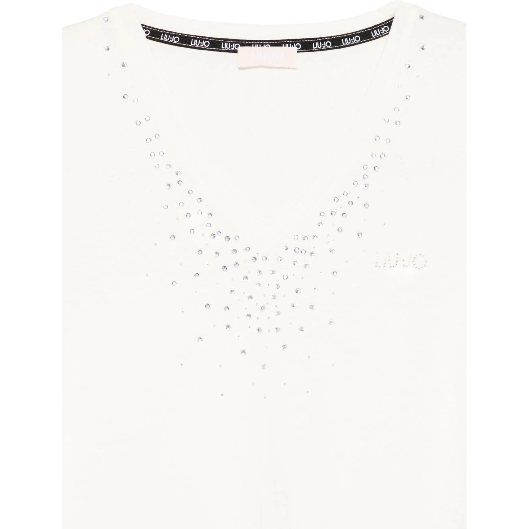 تيشيرتات وبولو بيضاء من تصميم ليو جو