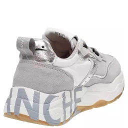 حذاء رياضي أبيض من نوع فوال بلانش