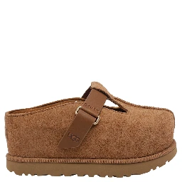 صندل UGG بني اللون