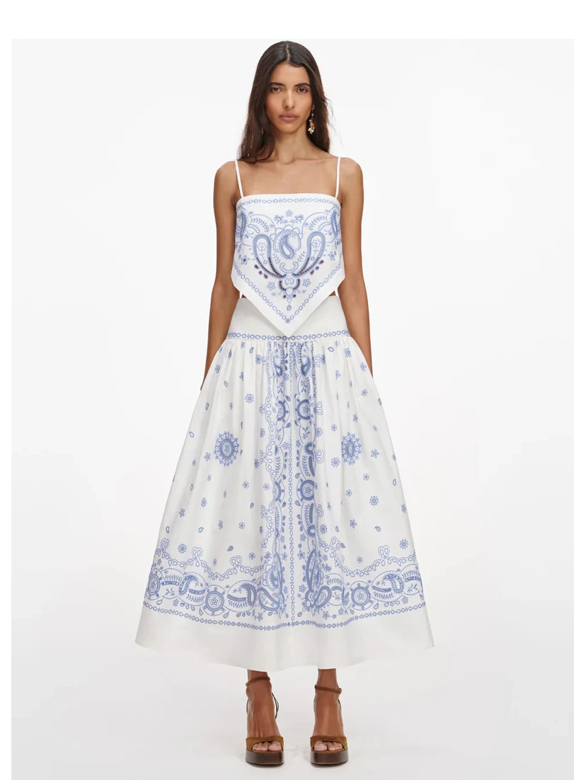 صورة ذاتية تنانير بيضاء