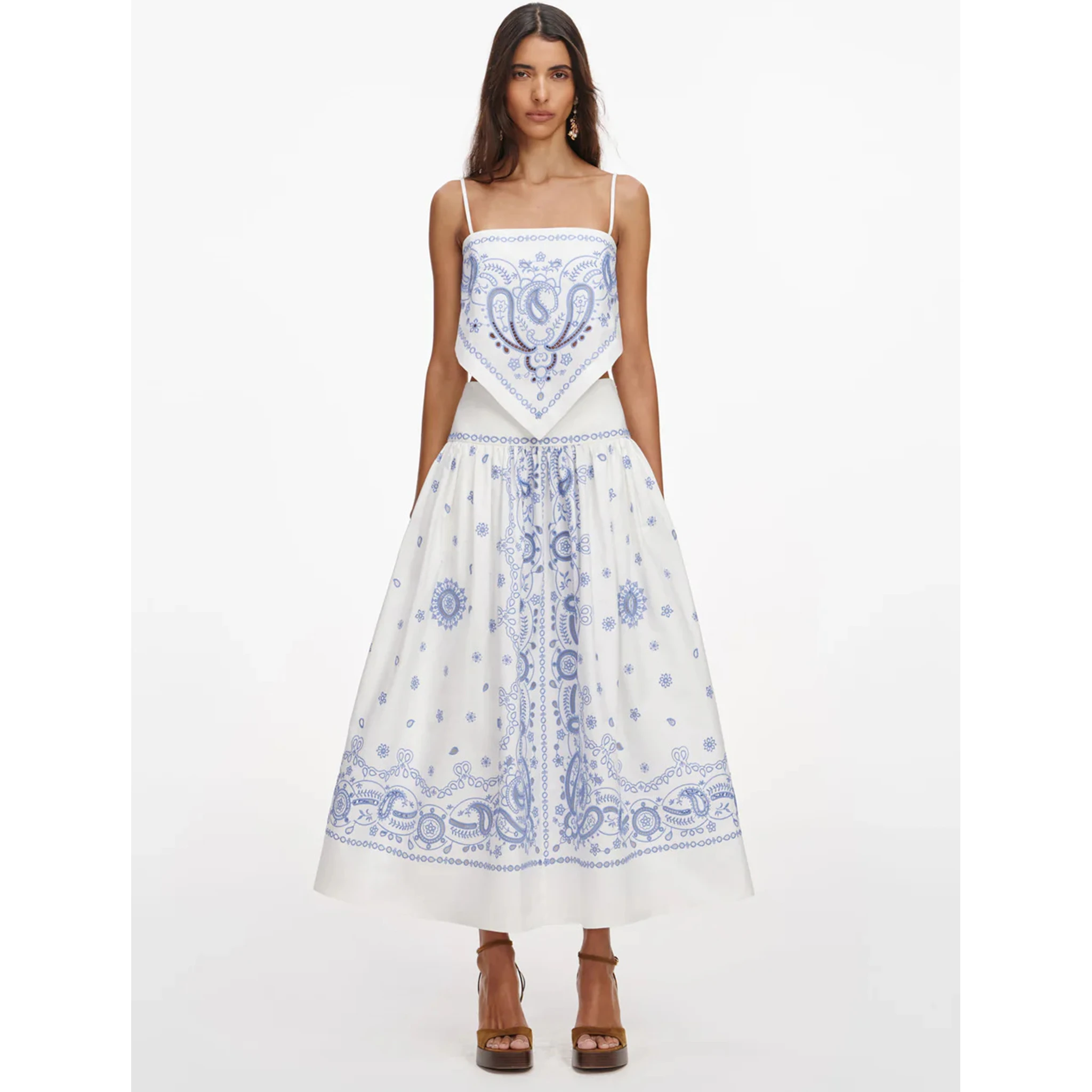 صورة ذاتية تنانير بيضاء