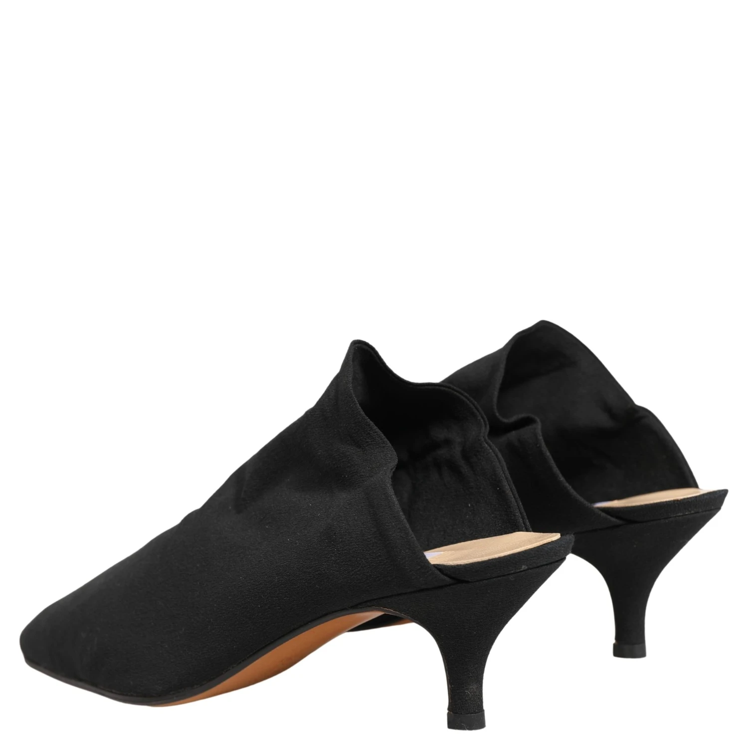 حذاء بكعب عالٍ من جلد الغزال الأسود