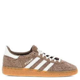 حذاء رياضي بني من أديداس