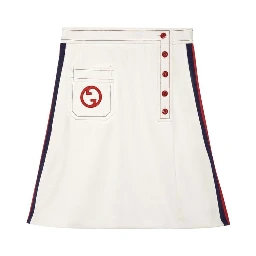 تنورة قصيرة بيضاء من البوليستر