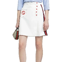 تنورة قصيرة بيضاء من البوليستر