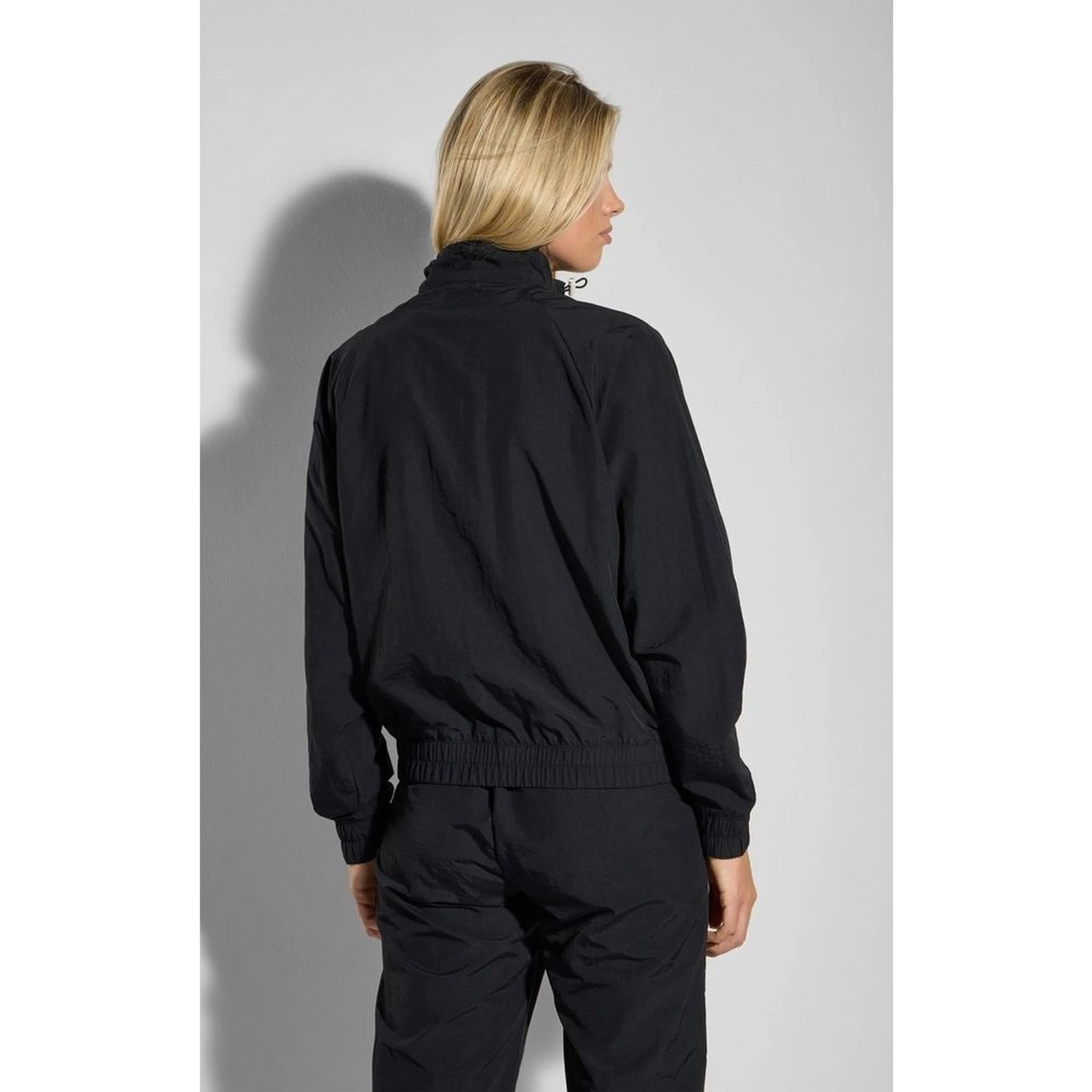 سويت شيرت أسود من البولياميد