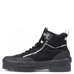 حذاء رياضي أسود من القماش