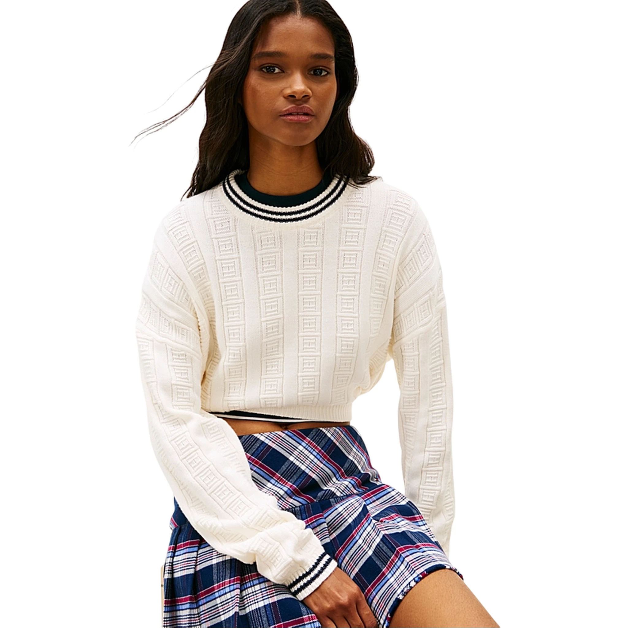 كنزات تومي جينز بيضاء