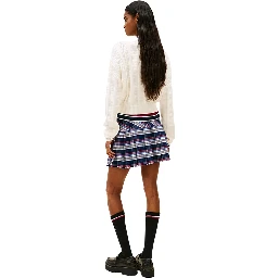 كنزات تومي جينز بيضاء