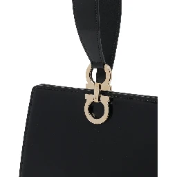 حقائب فيراغامو.. أسود