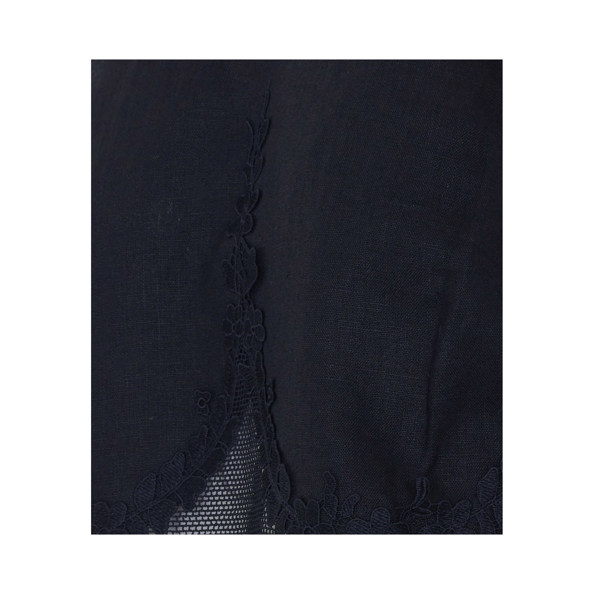 طقم ملابس علوية أسود مكون من قطعتين