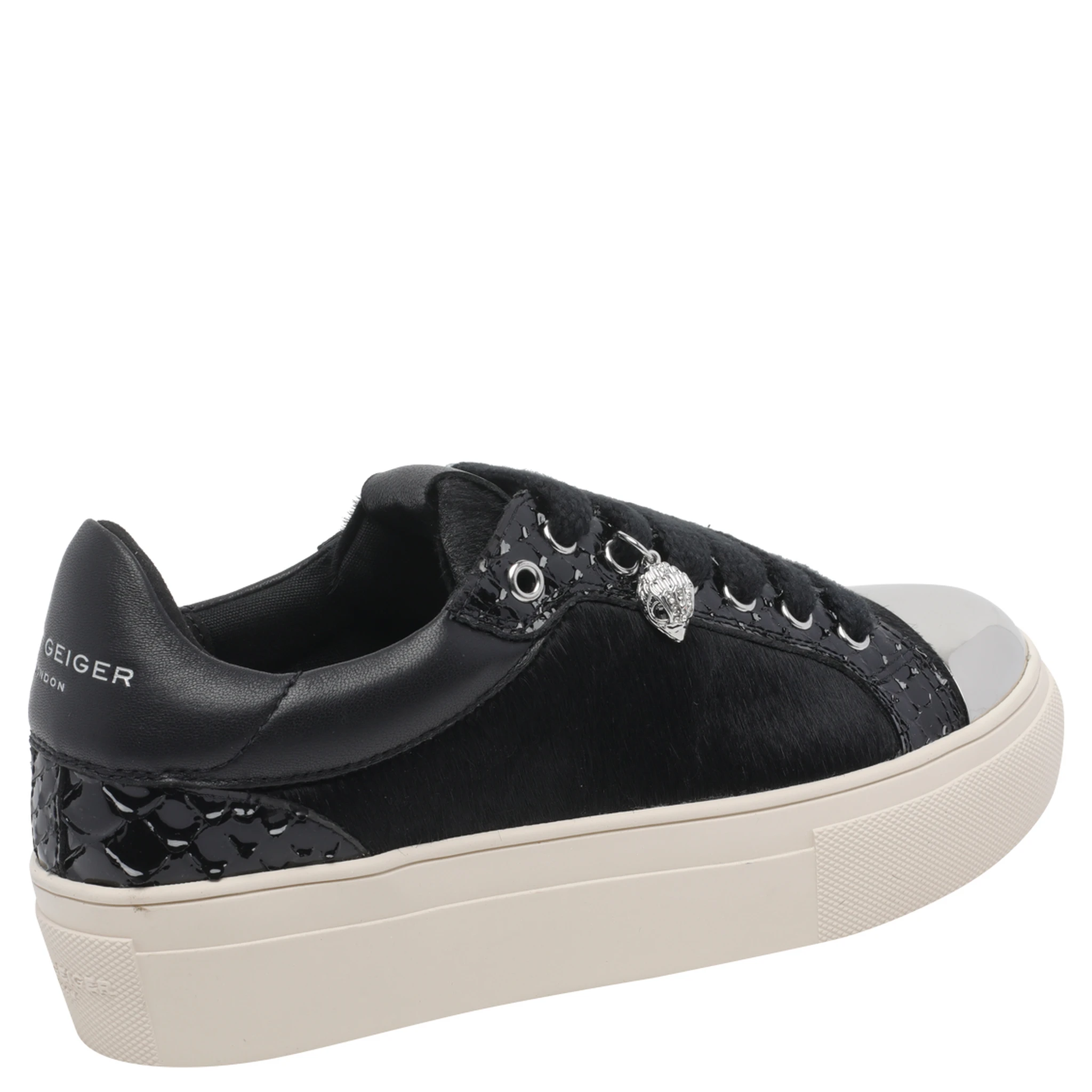 حذاء رياضي أسود من كورت جايجر