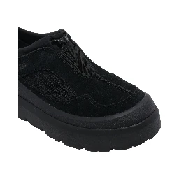 حذاء رياضي أسود من UGG