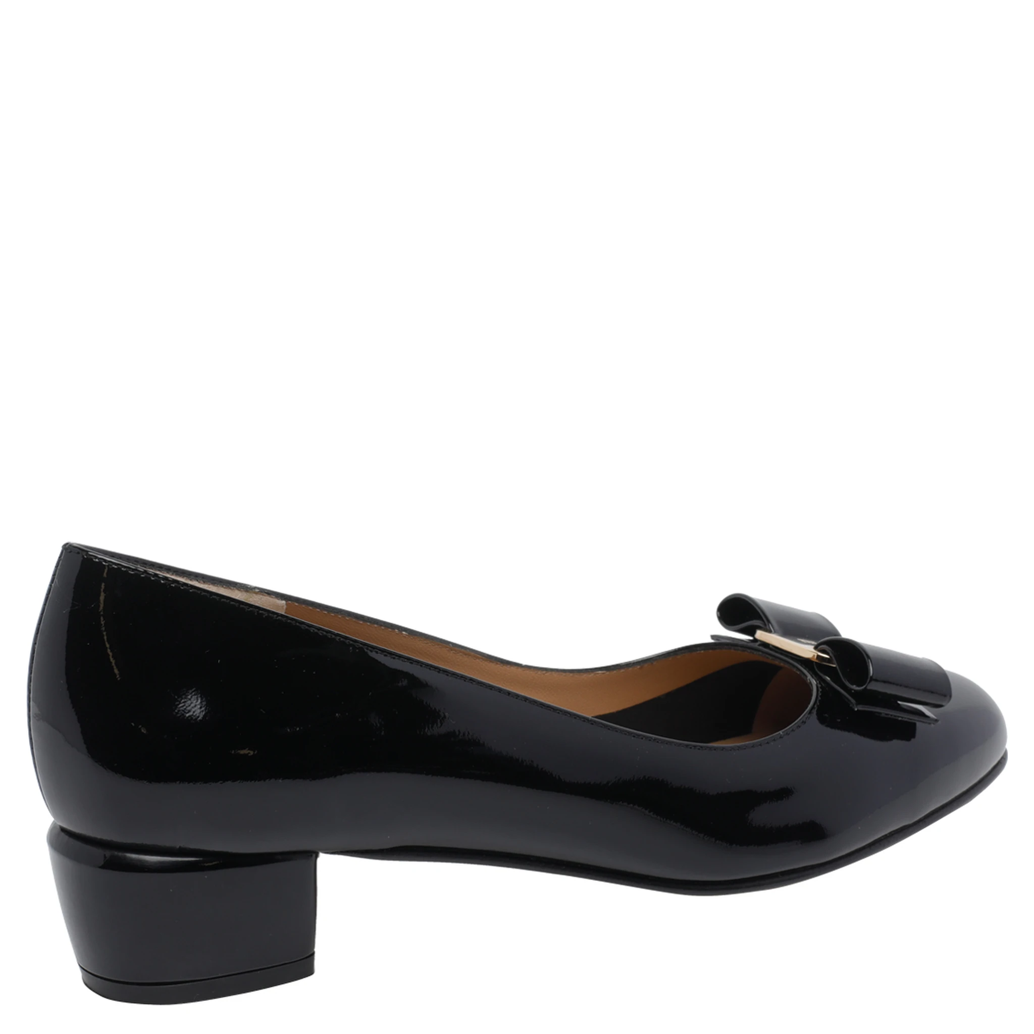 حذاء فيراغامو أسود بكعب