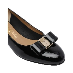 حذاء فيراغامو أسود بكعب