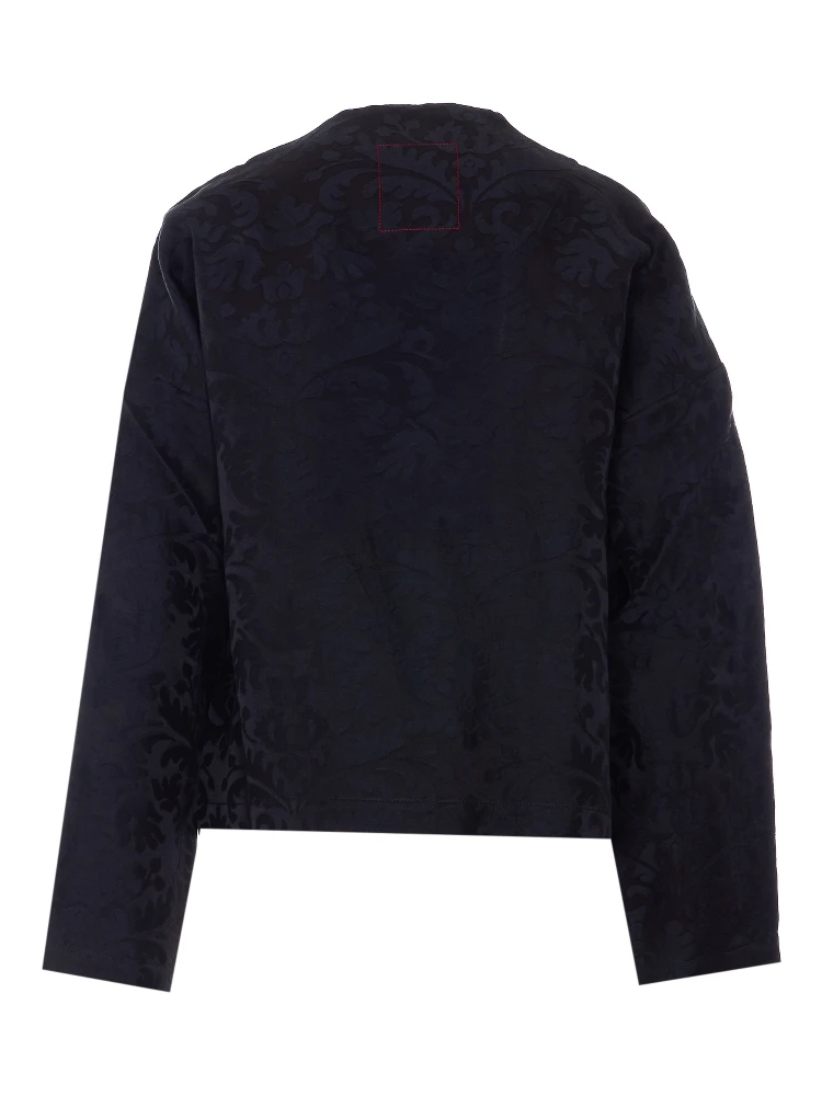 جاكيتات أوما وانغ سوداء alternative