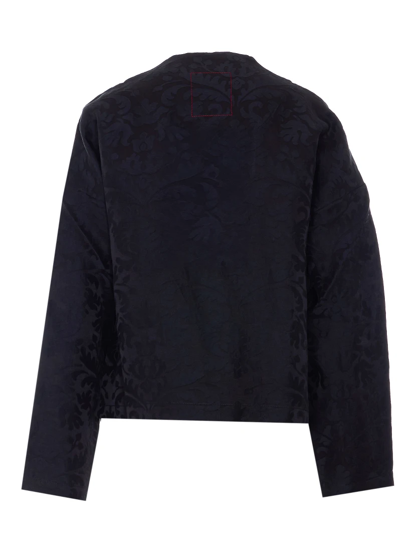 جاكيتات أوما وانغ سوداء