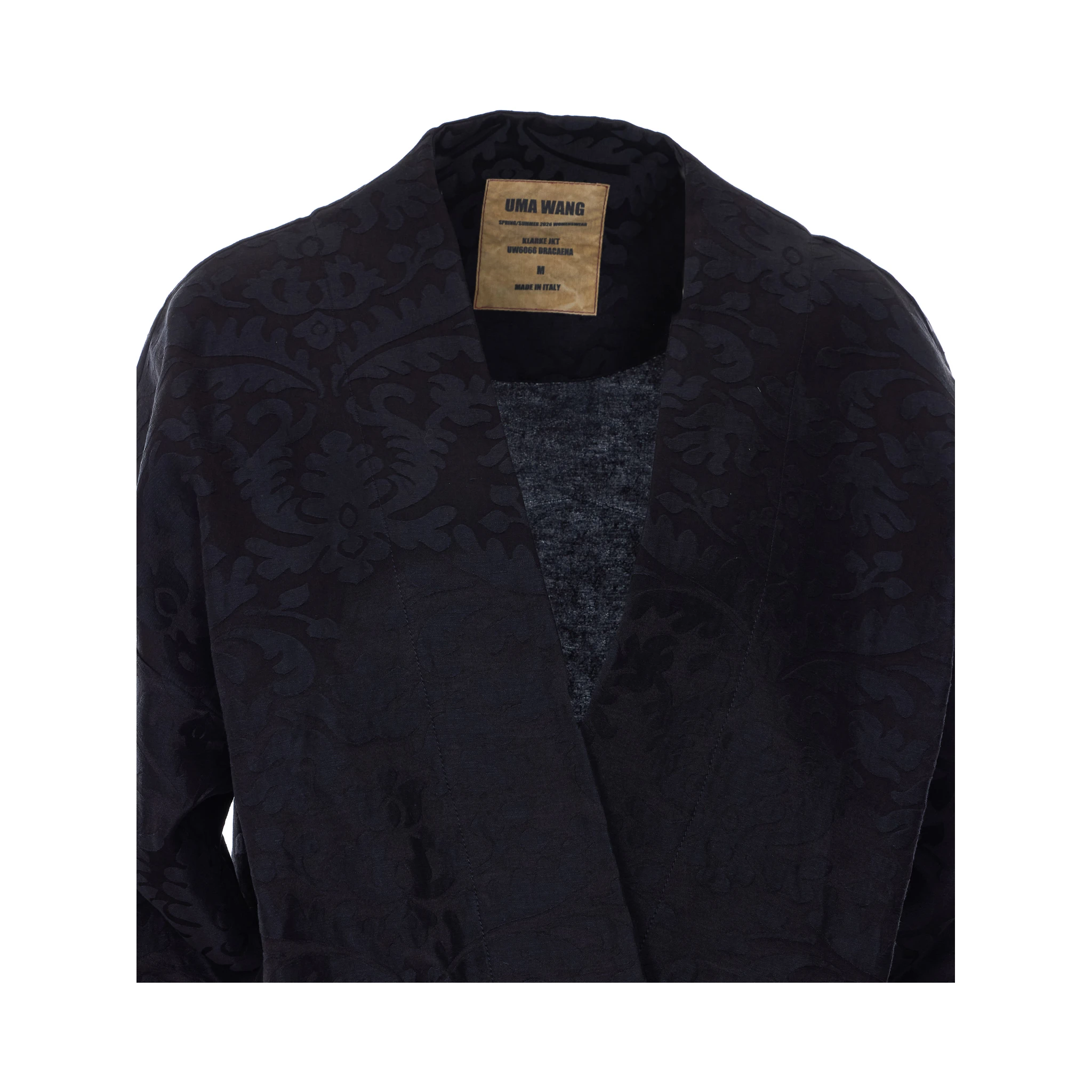 جاكيتات أوما وانغ سوداء