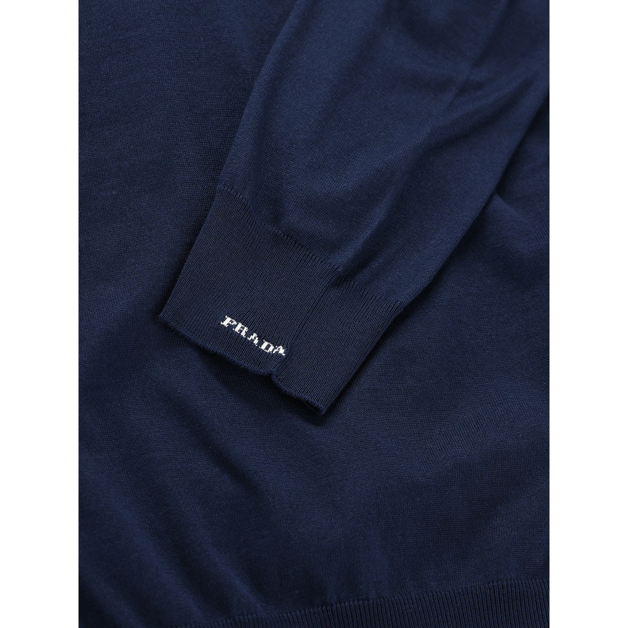 كنزات برادا زرقاء