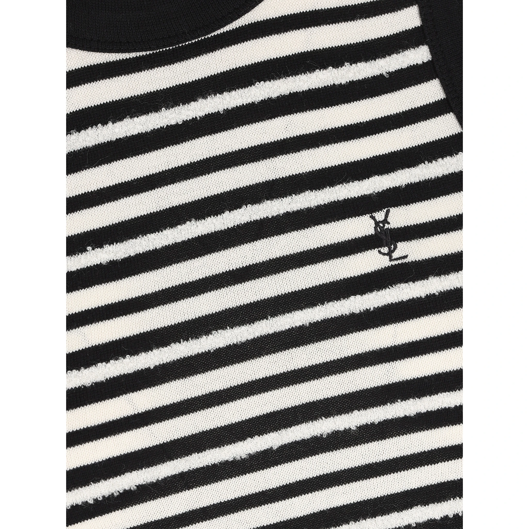 بلوزة سوداء من سان لوران