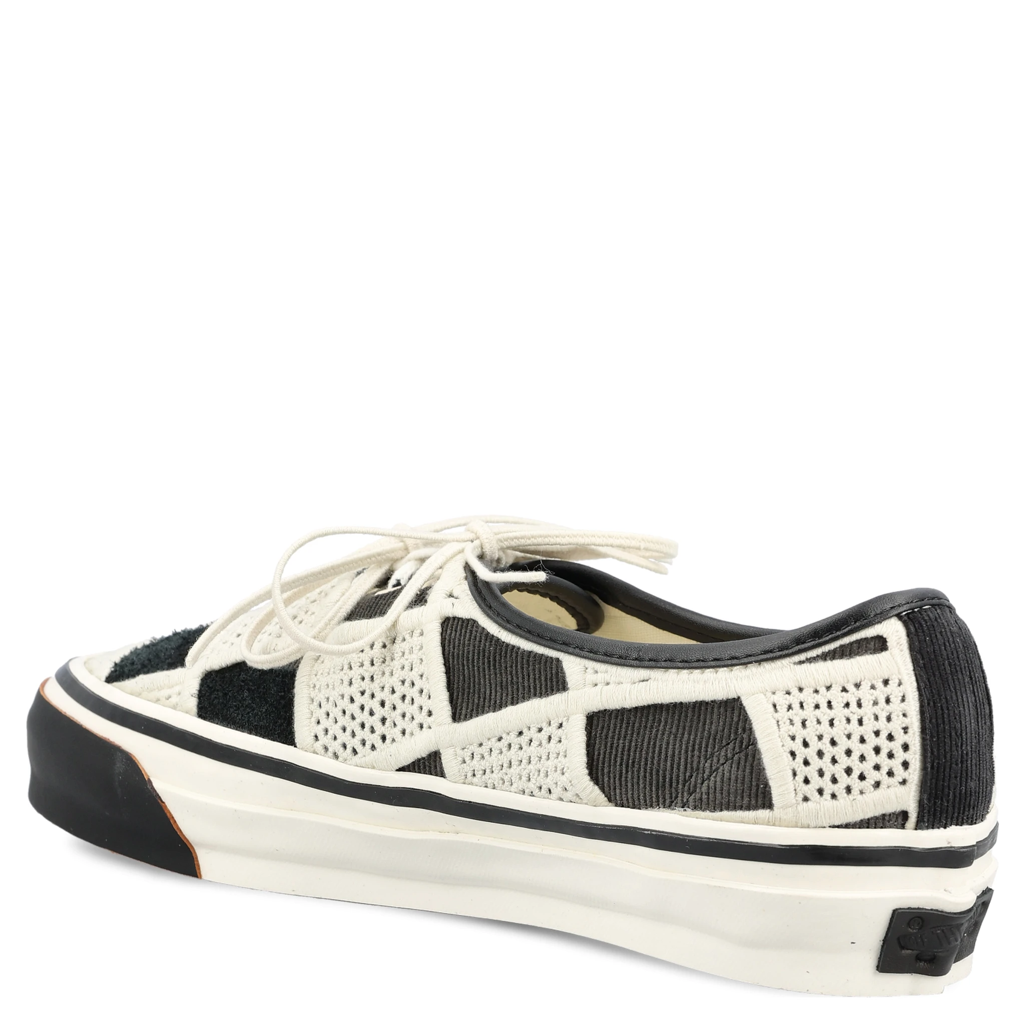 أحذية رياضية سوداء من فانز