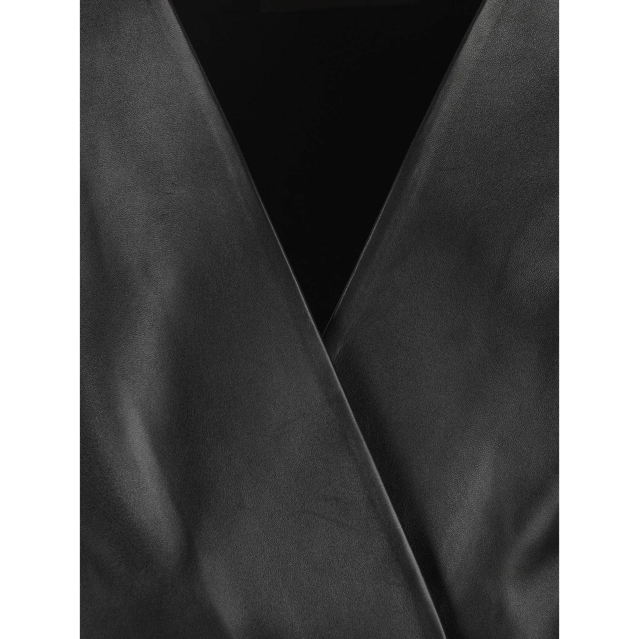 جاكيتات بالنسياغا سوداء