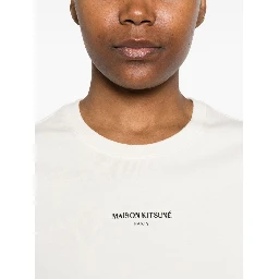 تيشيرتات وبولو من MAISON KITSUNE باللون البيج