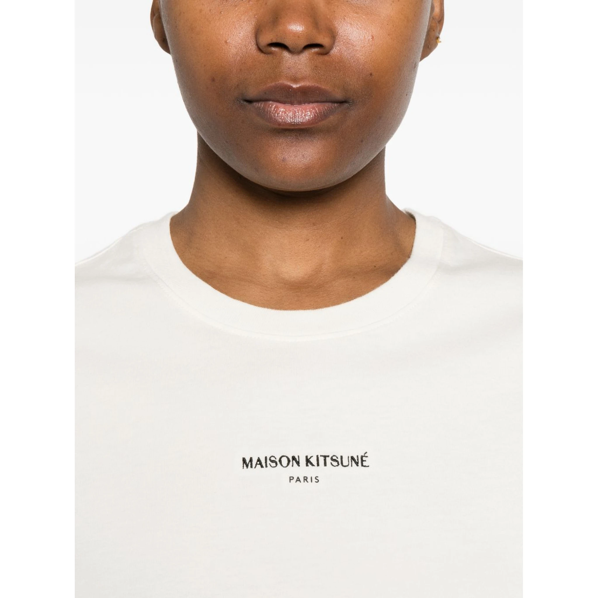 تيشيرتات وبولو من MAISON KITSUNE باللون البيج