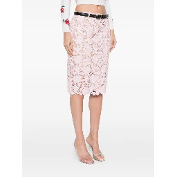 صورة ذاتية تنانير بيضاء