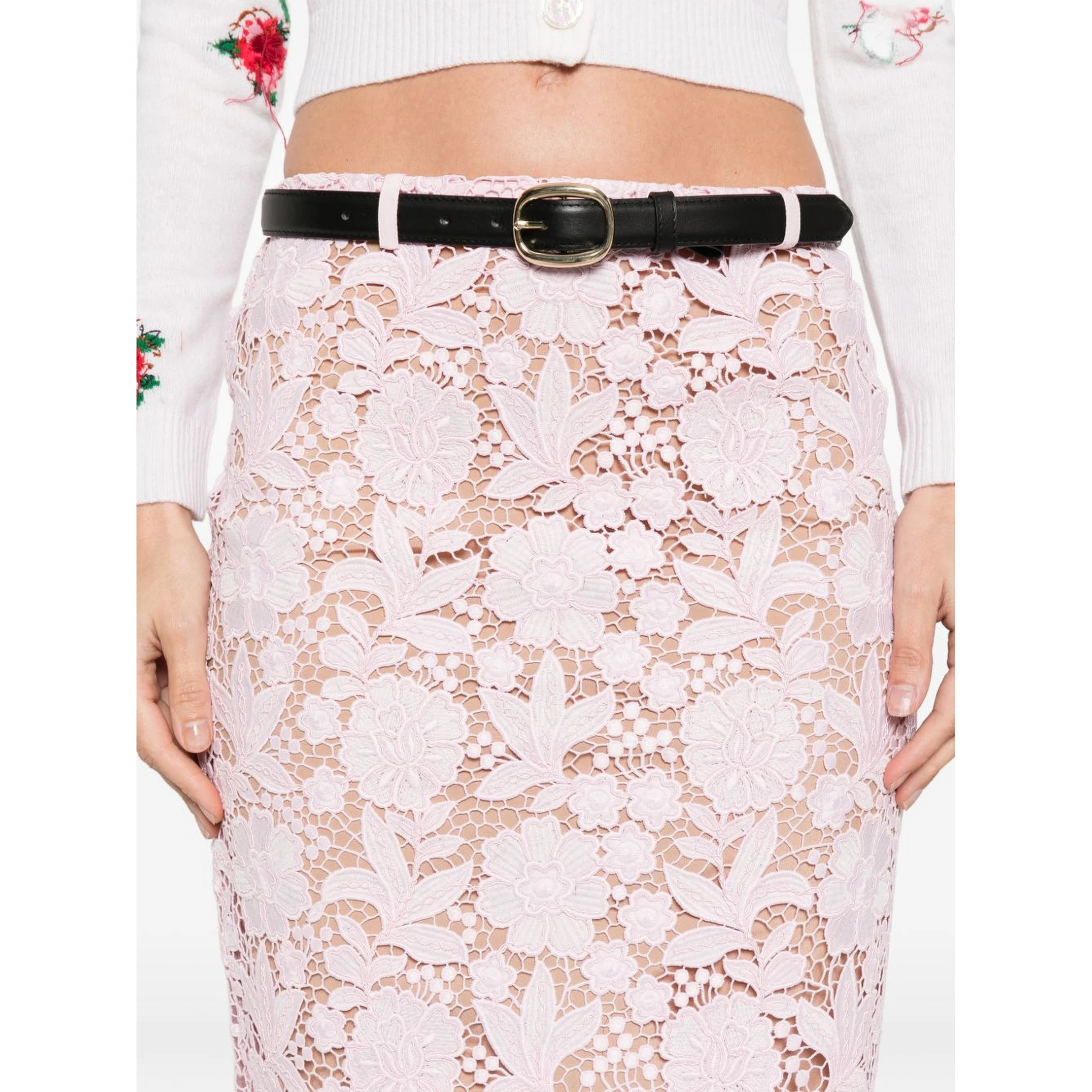 صورة ذاتية تنانير بيضاء