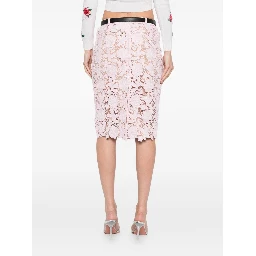 صورة ذاتية تنانير بيضاء