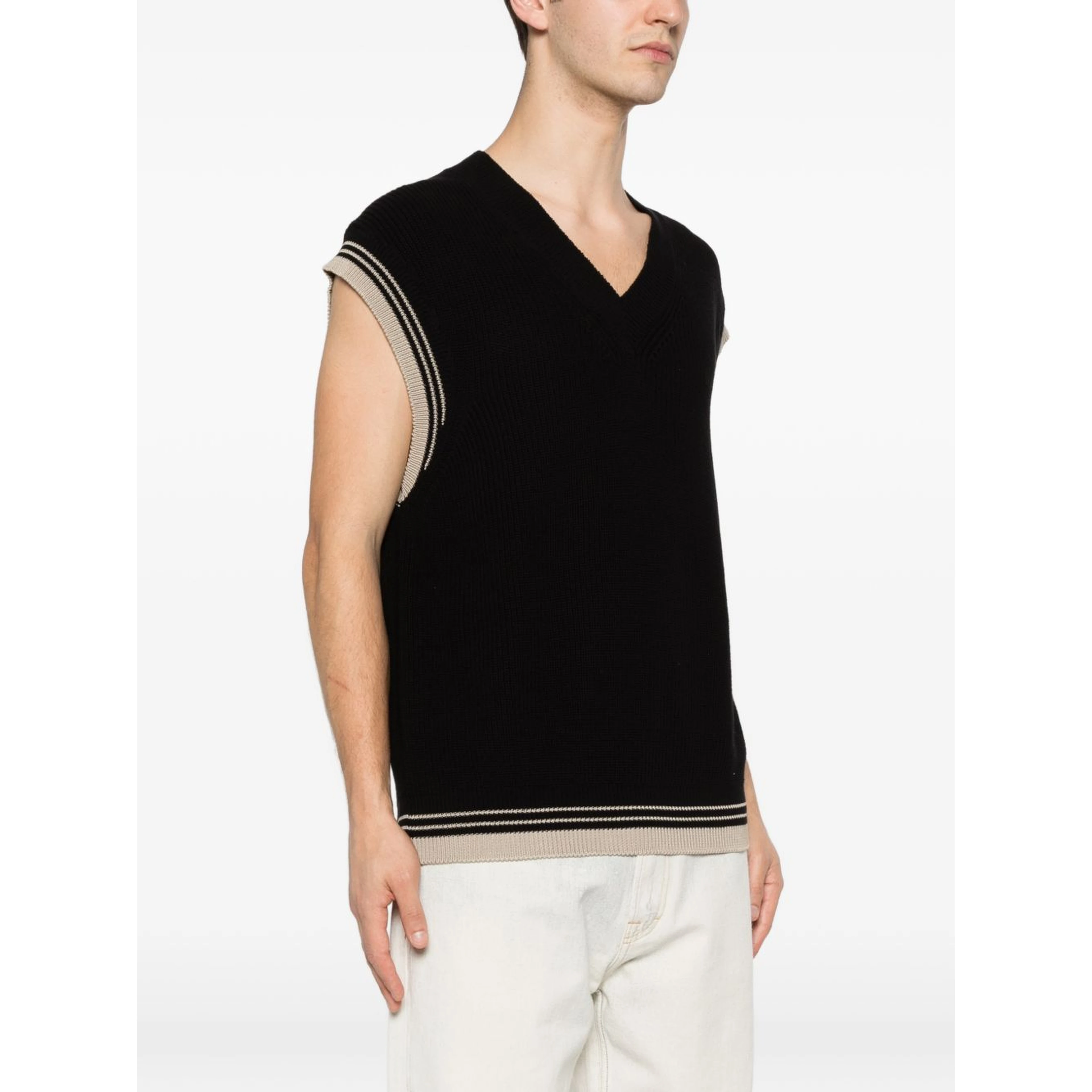 Amaranto Sweaters