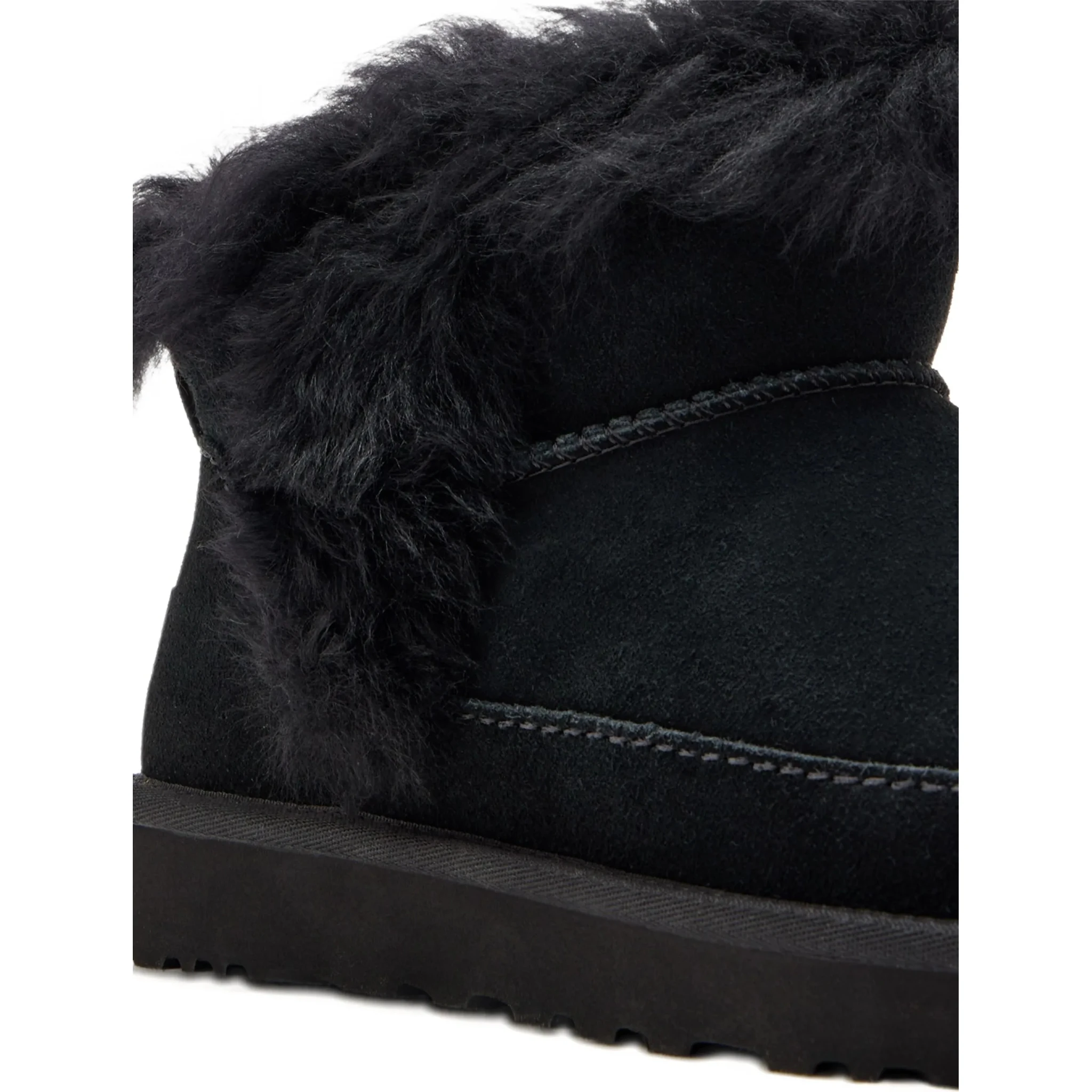 أحذية UGG سوداء