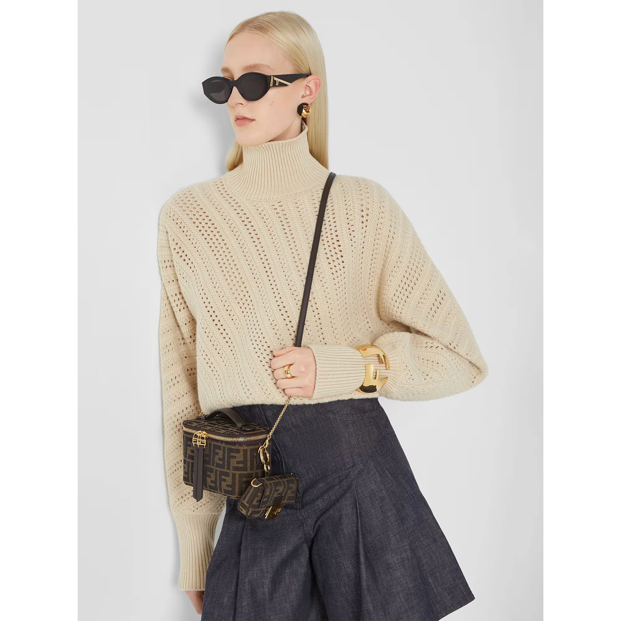 حقائب فندي.. بني